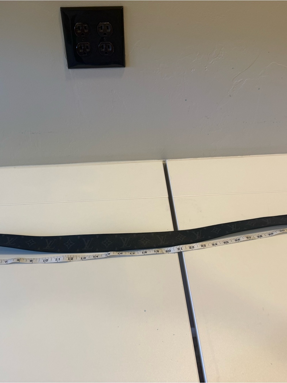 Louis Vuitton Black Leather Belt with Silver Toned LV Buckle - Picture 4 of 16
